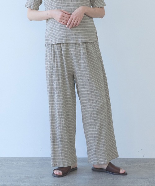yuni(ユニ )の「高島ちぢみマルチボーダーeasy pants(その他パンツ・レディース・ベージュ/ブルー・FREE)」の1枚目の写真