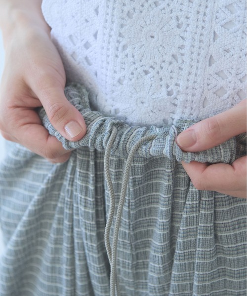yuni(ユニ )の「高島ちぢみマルチボーダーeasy pants(その他パンツ・レディース・ベージュ/ブルー・FREE)」の4枚目の写真