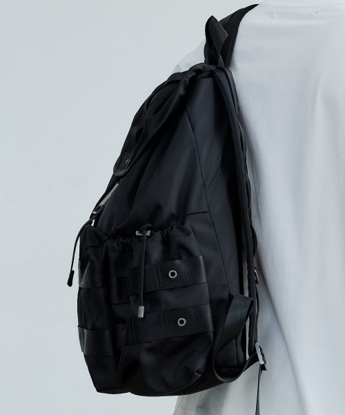 MAISON MINED（メゾンミネド）の「EYELET THREE-POCKET BUCKLE BACKPACK BLACK（バックパック/リュック・メンズ・その他・FREE）」の3枚目の写真