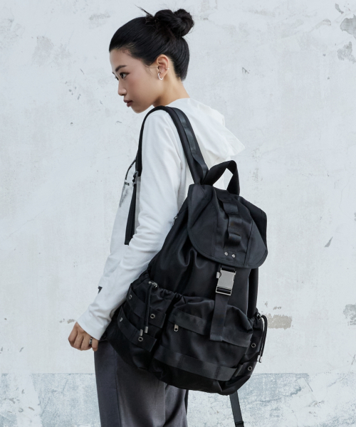 MAISON MINED（メゾンミネド）の「EYELET THREE-POCKET BUCKLE BACKPACK BLACK（バックパック/リュック・メンズ・その他・FREE）」の5枚目の写真