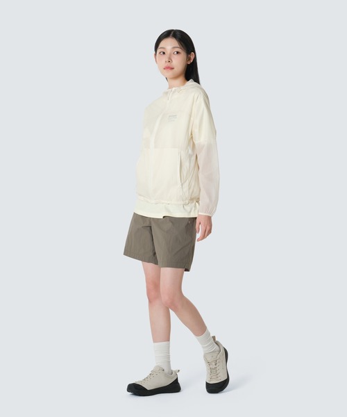 Snow Peak(スノーピーク)の「Snow Peak / Picolite UL Wmns Windbreaker ピコライト ウィンドブレーカー 海外限定(マウンテンパーカー・レディース・ミント/カーキ/オフホワイト・M/S/L)」の4枚目の写真
