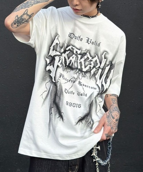 lilful(リルフル)の「【26年春夏新作】Y2Kグラフィックロゴプリント ビッグシルエットTシャツ(Tシャツ/カットソー・メンズ・ホワイト/ブラック・L/M)」の1枚目の写真