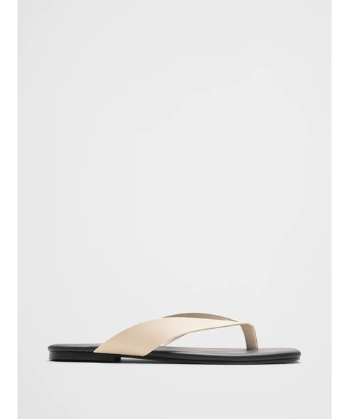 BANANA REPUBLIC FACTORY STORE(バナナリパブリック ファクトリーストア)の「BANANA REPUBLIC FACTORY STORE ヴィーガンレザー フリップフロップサンダル(サンダル・レディース・ホワイト/ブラック・6/7/8)」の2枚目の写真