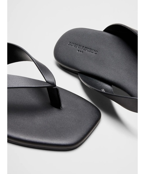 BANANA REPUBLIC FACTORY STORE(バナナリパブリック ファクトリーストア)の「BANANA REPUBLIC FACTORY STORE ヴィーガンレザー フリップフロップサンダル(サンダル・レディース・ホワイト/ブラック・6/7/8)」の4枚目の写真