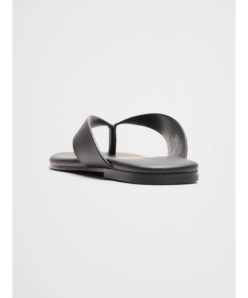 BANANA REPUBLIC FACTORY STORE(バナナリパブリック ファクトリーストア)の「BANANA REPUBLIC FACTORY STORE ヴィーガンレザー フリップフロップサンダル(サンダル・レディース・ホワイト/ブラック・6/7/8)」の6枚目の写真