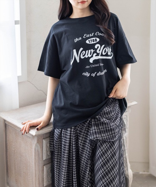 CLEAR BASIC（クリアベーシック）の「【4色展開】カレッジロゴビックTシャツ［骨格ナチュラル／カジュアル／ストリート／ラフ／メンズライク］（Tシャツ/カットソー・レディース・イエロー/ホワイト系その他/ブラック/ホワイト系その他2・F）」の3枚目の写真