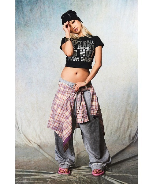 SupBaby by SUPPLIER(サプベイビーバイサプライヤー)の「Tシャツ|I'm Not Your Baby Cropped Tee|SupBaby by SUPPLIER(Tシャツ/カットソー・レディース・ブラック/ホワイト・MEDIUM/SMALL)」の3枚目の写真