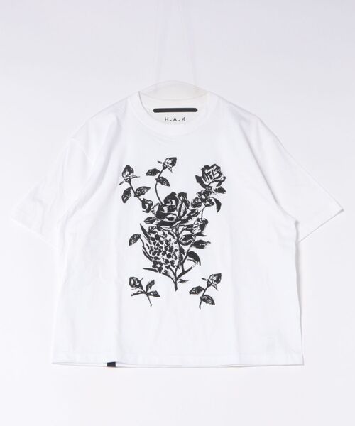 H.A.K(ハク)の「5.6オンスコットン天竺ローズモチーフプリントTシャツ(Tシャツ/カットソー・レディース・ブラック/ライトグレー/ホワイト/ピンク・1/0)」の2枚目の写真