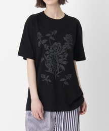 5.6オンスコットン天竺ローズモチーフプリントTシャツ