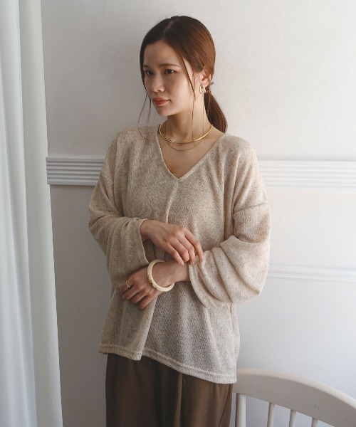 CORNERS(コーナーズ)の「シアースラブニットソー深Vネックトップス(Tシャツ/カットソー・レディース・アイボリー/ベージュ/ライトベージュ/グレー・M)」の4枚目の写真