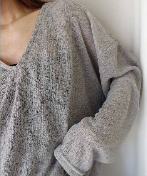 CORNERS(コーナーズ)の「シアースラブニットソー深Vネックトップス(Tシャツ/カットソー・レディース・アイボリー/ベージュ/ライトベージュ/グレー・M)」の6枚目の写真