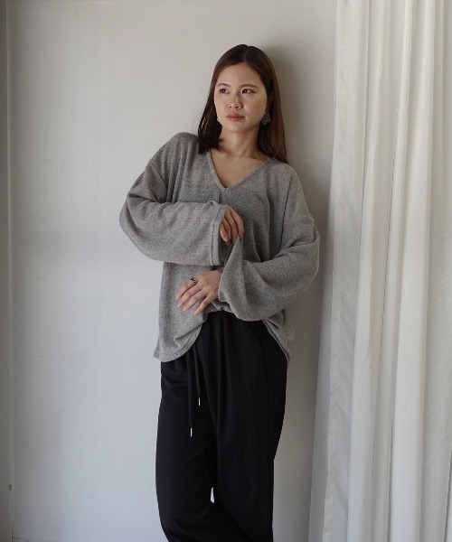 CORNERS(コーナーズ)の「シアースラブニットソー深Vネックトップス(Tシャツ/カットソー・レディース・アイボリー/ベージュ/ライトベージュ/グレー・M)」の9枚目の写真