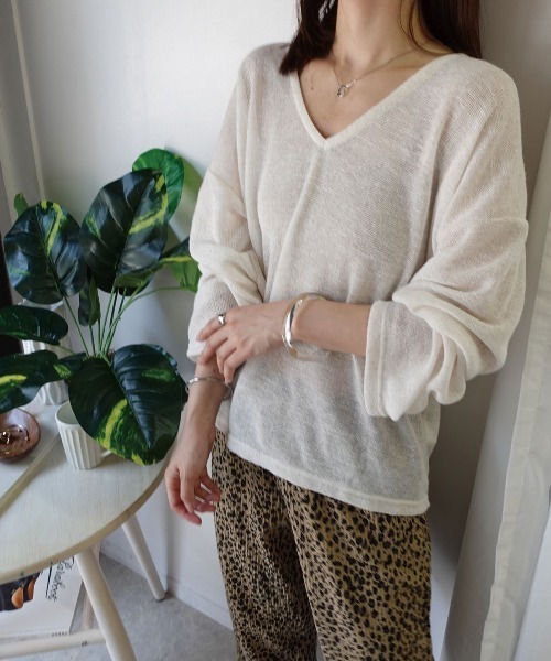 CORNERS(コーナーズ)の「シアースラブニットソー深Vネックトップス(Tシャツ/カットソー・レディース・アイボリー/ベージュ/ライトベージュ/グレー・M)」の10枚目の写真