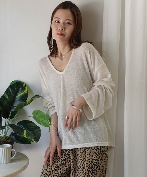 CORNERS(コーナーズ)の「シアースラブニットソー深Vネックトップス(Tシャツ/カットソー・レディース・アイボリー/ベージュ/ライトベージュ/グレー・M)」の15枚目の写真