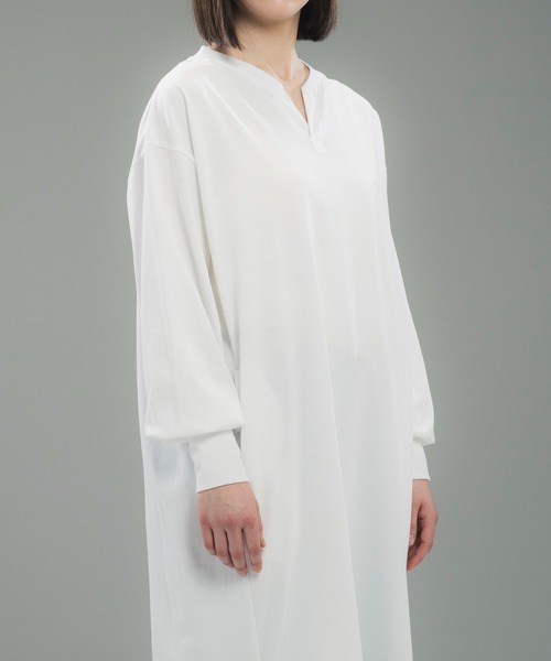 +phenix（プラスフェニックス）の「+phenix(プラスフェニックス)LONG CUFF CUT-AND-SEW DRESS / ロングカフ カットソードレス（ワンピース・レディース・ホワイト/ブラック・L/M）」の5枚目の写真