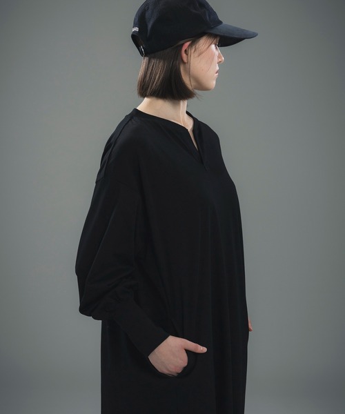 +phenix（プラスフェニックス）の「+phenix(プラスフェニックス)LONG CUFF CUT-AND-SEW DRESS / ロングカフ カットソードレス（ワンピース・レディース・ホワイト/ブラック・L/M）」の12枚目の写真