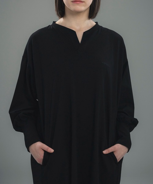 +phenix（プラスフェニックス）の「+phenix(プラスフェニックス)LONG CUFF CUT-AND-SEW DRESS / ロングカフ カットソードレス（ワンピース・レディース・ホワイト/ブラック・L/M）」の13枚目の写真