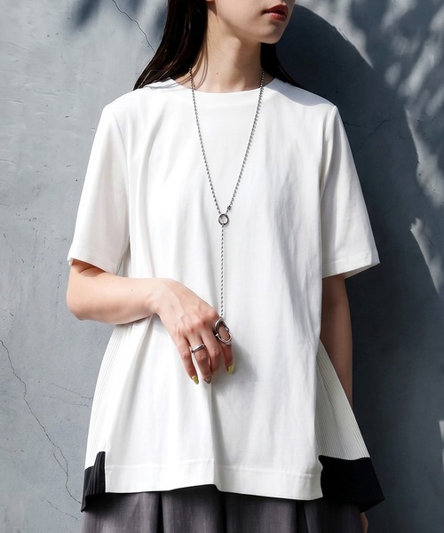 antiqua(アンティカ)の「異素材 配色 バックプリーツ カットソー(Tシャツ/カットソー・レディース・ブラック/ホワイト・ONESIZE)」の1枚目の写真