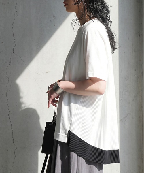 antiqua(アンティカ)の「異素材 配色 バックプリーツ カットソー(Tシャツ/カットソー・レディース・ブラック/ホワイト・ONESIZE)」の5枚目の写真
