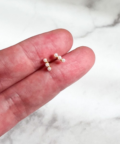 yu-ka(ユーカ)の「YU-KA:3連ミニパールピアス Triple-strand mini pearl earrings(ピアス(両耳用)・レディース・ゴールド・FREE)」の1枚目の写真