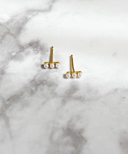 yu-ka(ユーカ)の「YU-KA:3連ミニパールピアス Triple-strand mini pearl earrings(ピアス(両耳用)・レディース・ゴールド・FREE)」の2枚目の写真