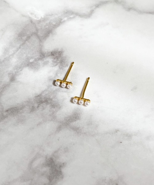 yu-ka(ユーカ)の「YU-KA:3連ミニパールピアス Triple-strand mini pearl earrings(ピアス(両耳用)・レディース・ゴールド・FREE)」の3枚目の写真