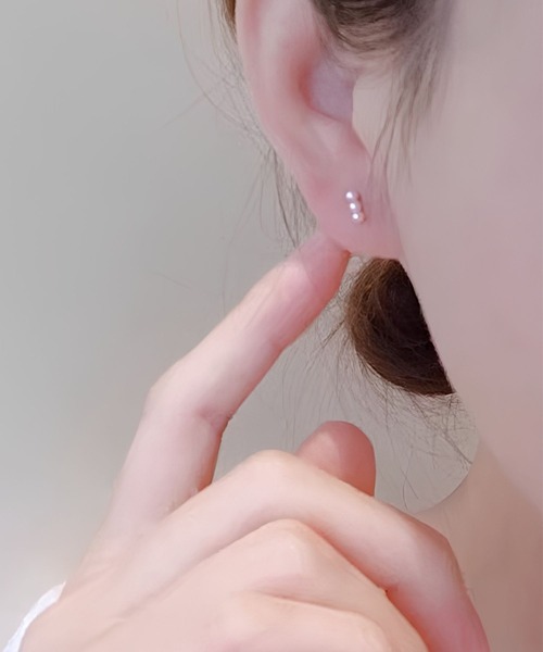 yu-ka(ユーカ)の「YU-KA:3連ミニパールピアス Triple-strand mini pearl earrings(ピアス(両耳用)・レディース・ゴールド・FREE)」の4枚目の写真