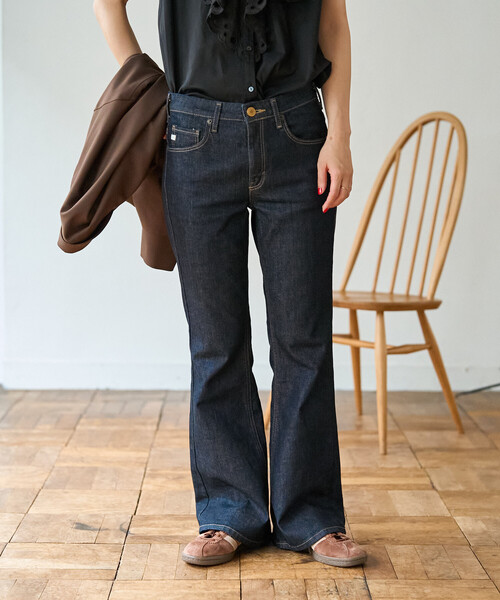 FREAK'S STORE（フリークスストア）の「SOMETHING × FREAK'S STORE/サムシング 別注 MID FLARE DENIM/別注ミッド フレアデニム（デニムパンツ・レディース・ネイビー/ブルー・SMALL/MEDIUM）」の2枚目の写真
