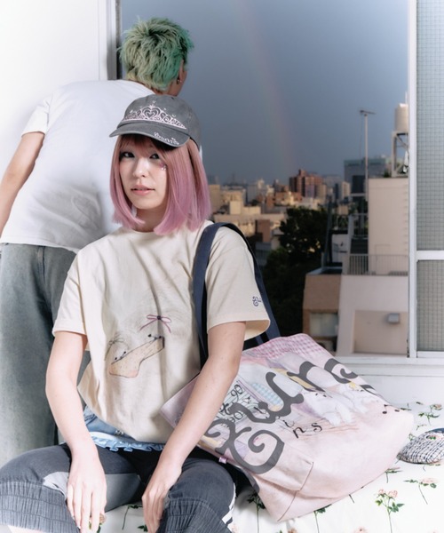 twins(nemne store)(ツインズ)の「Shih Tzu friendship tee(Tシャツ/カットソー・レディース・ライトイエロー/White・MEDIUM/SMALL)」の3枚目の写真