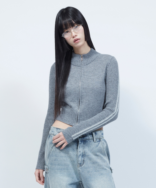 LMR（エルエムアール）の「ヘアリーレタリングトラッククロップニットジップアップGREY（ニット/セーター・レディース・チャコールグレー・FREE）」の2枚目の写真
