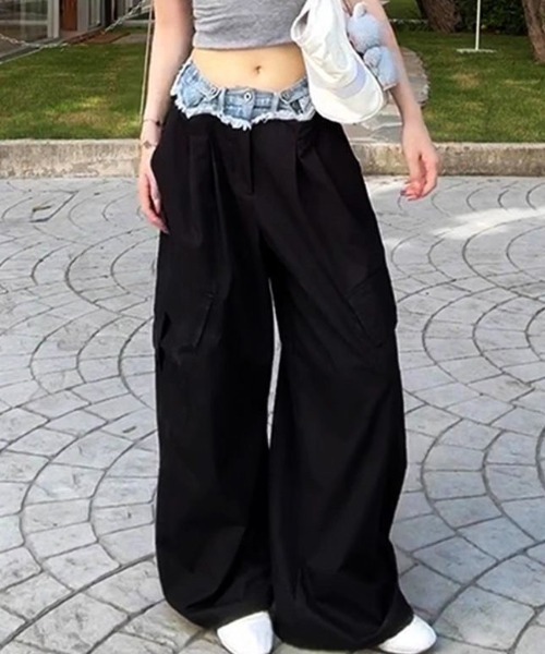 AVYL（アヴィル）の「デニムレイヤード風 ウエスト切替ワイドカーゴパンツ（デニムパンツ・レディース・ブラック・S/M/L）」の2枚目の写真