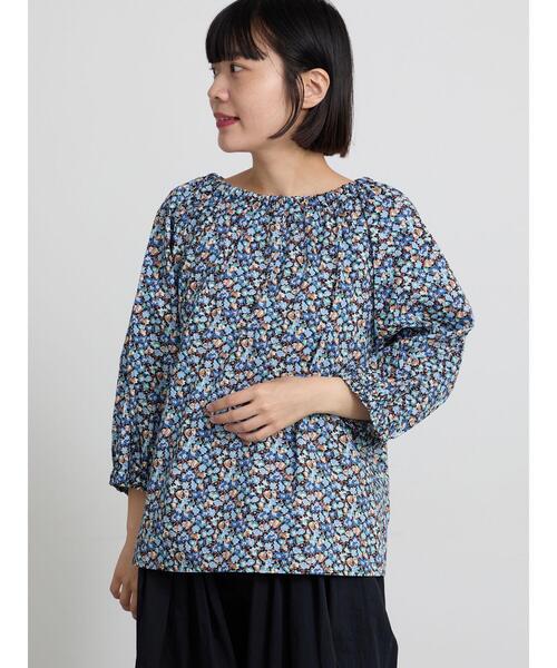 TSUHARU by Samansa Mos2(ツハルバイサマンサモスモス)の「【LIBERTY FABRICS】Floralia柄前後着ブラウス(シャツ/ブラウス・レディース・ブルー/レッド・F)」の2枚目の写真
