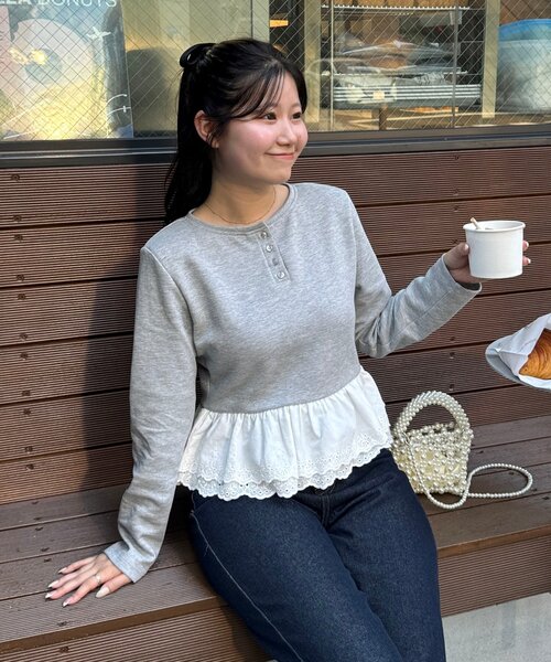 prose verse(プロズヴェール)の「【MIO】肩パット付ヘンリーネック裾レースフリルトップス(Tシャツ/カットソー・レディース・ブラック/オフホワイト/グレー・LARGE/MEDIUM)」の3枚目の写真