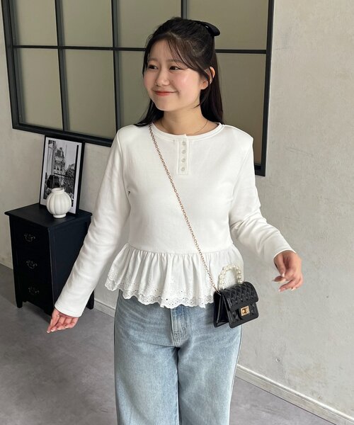 prose verse(プロズヴェール)の「【MIO】肩パット付ヘンリーネック裾レースフリルトップス(Tシャツ/カットソー・レディース・ブラック/オフホワイト/グレー・LARGE/MEDIUM)」の1枚目の写真
