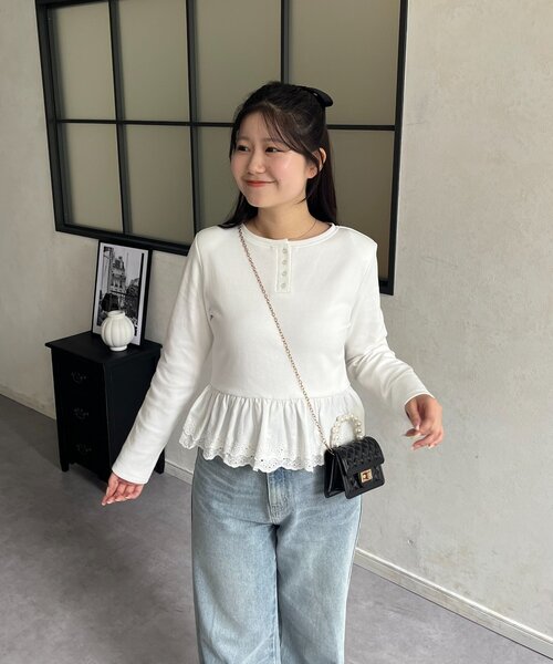 prose verse(プロズヴェール)の「【MIO】肩パット付ヘンリーネック裾レースフリルトップス(Tシャツ/カットソー・レディース・ブラック/オフホワイト/グレー・LARGE/MEDIUM)」の6枚目の写真