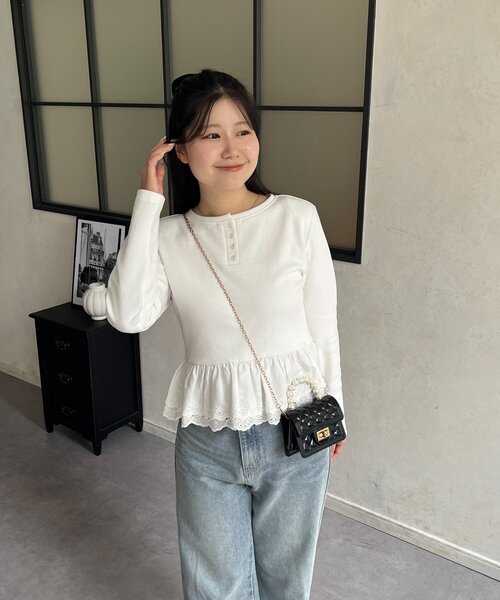 prose verse(プロズヴェール)の「【MIO】肩パット付ヘンリーネック裾レースフリルトップス(Tシャツ/カットソー・レディース・ブラック/オフホワイト/グレー・LARGE/MEDIUM)」の7枚目の写真