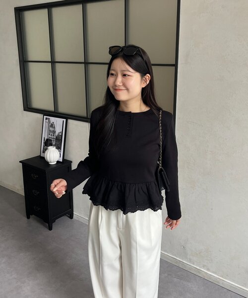 prose verse(プロズヴェール)の「【MIO】肩パット付ヘンリーネック裾レースフリルトップス(Tシャツ/カットソー・レディース・ブラック/オフホワイト/グレー・LARGE/MEDIUM)」の17枚目の写真