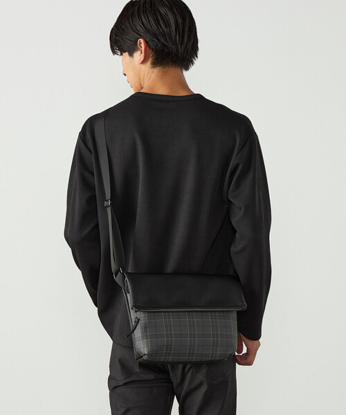 COMME CA ISM(コムサイズム)の「シュリンク型押し&チェック柄 ショルダーバッグ(ショルダーバッグ・メンズ・ブラック系その他・FREE)」の1枚目の写真