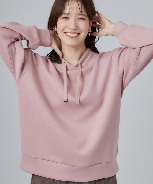 SHOO・LA・RUE（シューラルー）の「【S-LL/体型カバー】もちさらなめらかタッチ 抜き襟風トップス（Tシャツ/カットソー・レディース・ピンク/ブラック/ライトイエロー系/ライトグレー・04/02/03/01）」の4枚目の写真