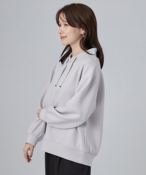 SHOO・LA・RUE（シューラルー）の「【S-LL/体型カバー】もちさらなめらかタッチ 抜き襟風トップス（Tシャツ/カットソー・レディース・ピンク/ブラック/ライトイエロー系/ライトグレー・04/02/03/01）」の6枚目の写真