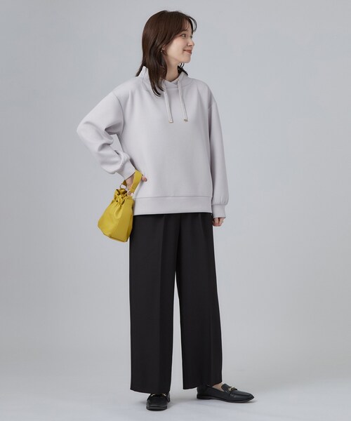 SHOO・LA・RUE（シューラルー）の「【S-LL/体型カバー】もちさらなめらかタッチ 抜き襟風トップス（Tシャツ/カットソー・レディース・ピンク/ブラック/ライトイエロー系/ライトグレー・04/02/03/01）」の7枚目の写真