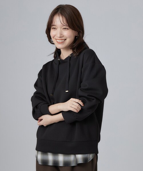 SHOO・LA・RUE（シューラルー）の「【S-LL/体型カバー】もちさらなめらかタッチ 抜き襟風トップス（Tシャツ/カットソー・レディース・ピンク/ブラック/ライトイエロー系/ライトグレー・04/02/03/01）」の9枚目の写真
