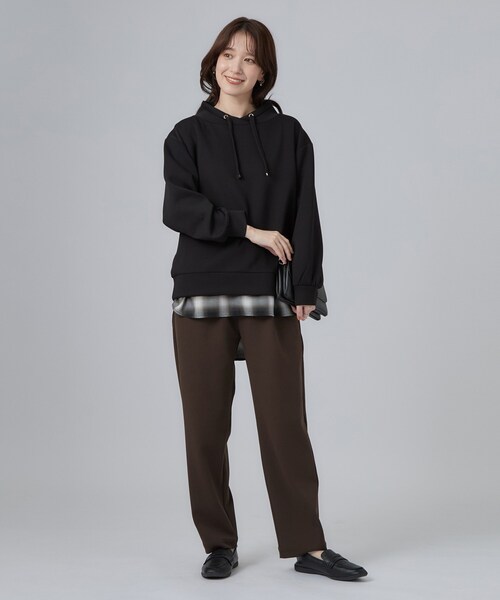 SHOO・LA・RUE（シューラルー）の「【S-LL/体型カバー】もちさらなめらかタッチ 抜き襟風トップス（Tシャツ/カットソー・レディース・ピンク/ブラック/ライトイエロー系/ライトグレー・04/02/03/01）」の11枚目の写真