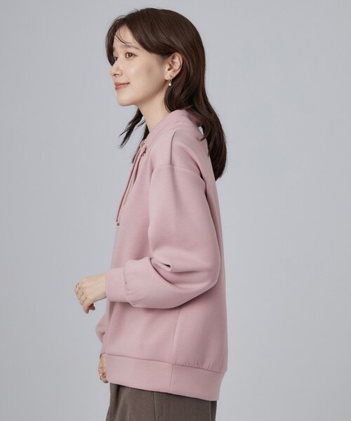 SHOO・LA・RUE（シューラルー）の「【S-LL/体型カバー】もちさらなめらかタッチ 抜き襟風トップス（Tシャツ/カットソー・レディース・ピンク/ブラック/ライトイエロー系/ライトグレー・04/02/03/01）」の18枚目の写真