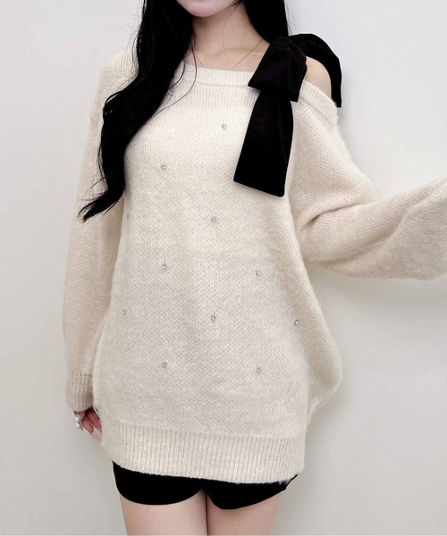 INGNI（イング）の「ワンショル肩リボンビジュ付シャギーチュニックニット（ニット/セーター・レディース・ピンク/チャコールグレー/アイボリー/ボルドー・M）」の2枚目の写真