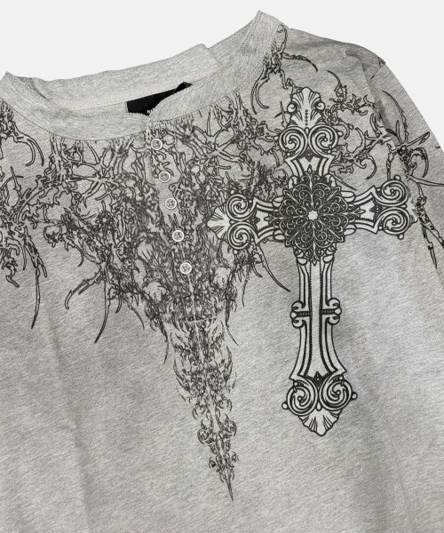 BADBLOOD（バッドブラッド）の「T.M.V. RELIC CROSS ワークショップ ヘンリー ロングスリーブ - グレー（Tシャツ/カットソー・レディース・その他・SMALL/MEDIUM/LARGE）」の3枚目の写真