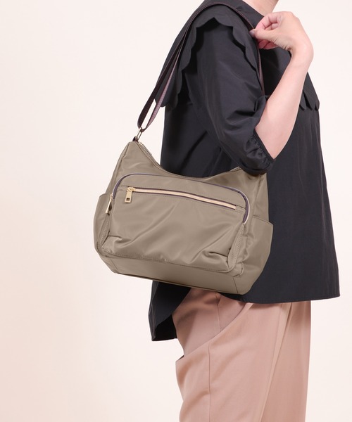 BASE（ベース）の「軽量 ナイロン ショルダーバッグ（ショルダーバッグ・レディース・グレー/ピンク/ベージュ/マスタード/カーキ/ボルドー/ダークブルー/ブラック/ネイビー/グレー系その他/グリーン/ブラウン系その他/ピンク系その他・FREE）」の5枚目の写真