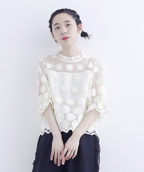 merlot plus(メルロープリュス)の「フラワー刺繍シアーブラウス1309(シャツ/ブラウス・レディース・ブルーグレー/オレンジ/ホワイト/ブラック・FREE)」の2枚目の写真