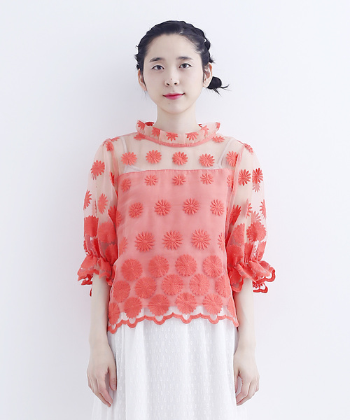 merlot plus（メルロープリュス）の「フラワー刺繍シアーブラウス1309