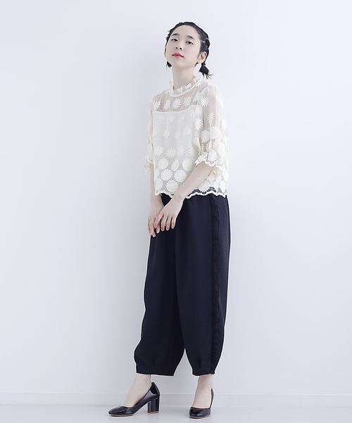 merlot plus(メルロープリュス)の「フラワー刺繍シアーブラウス1309(シャツ/ブラウス・レディース・ブルーグレー/オレンジ/ホワイト/ブラック・FREE)」の9枚目の写真